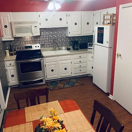 Family Friendly Downtown Home - Private Yard & Grill - Location, Location, Location! Athens Exterior photo
