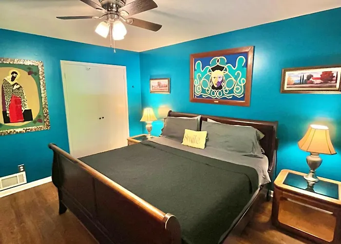 Family Friendly Downtown Home - Private Yard & Grill - Location, Location, Location!