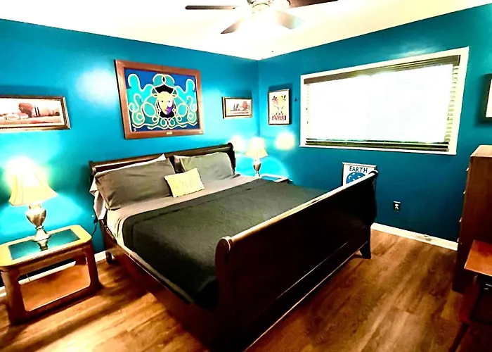 Family Friendly Downtown Home - Private Yard & Grill - Location, Location, Location!