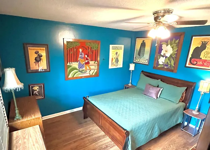 Family Friendly Downtown Home - Private Yard & Grill - Location, Location, Location!