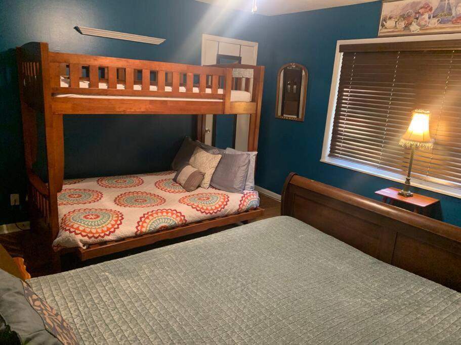 Apartment Family Friendly Downtown - Private Yard & Grill - Location, Location, Location! *