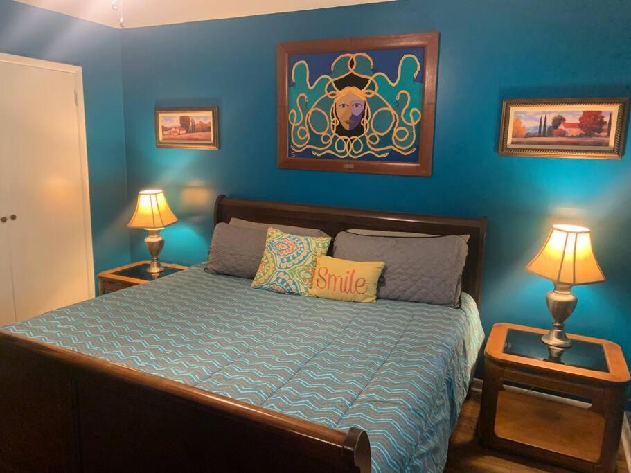 Family Friendly Downtown - Private Yard & Grill - Location, Location, Location!