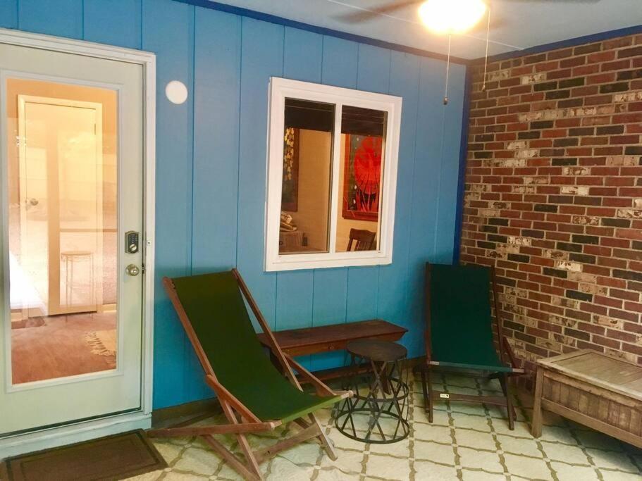 Family Friendly Downtown - Private Yard & Grill - Location, Location, Location!