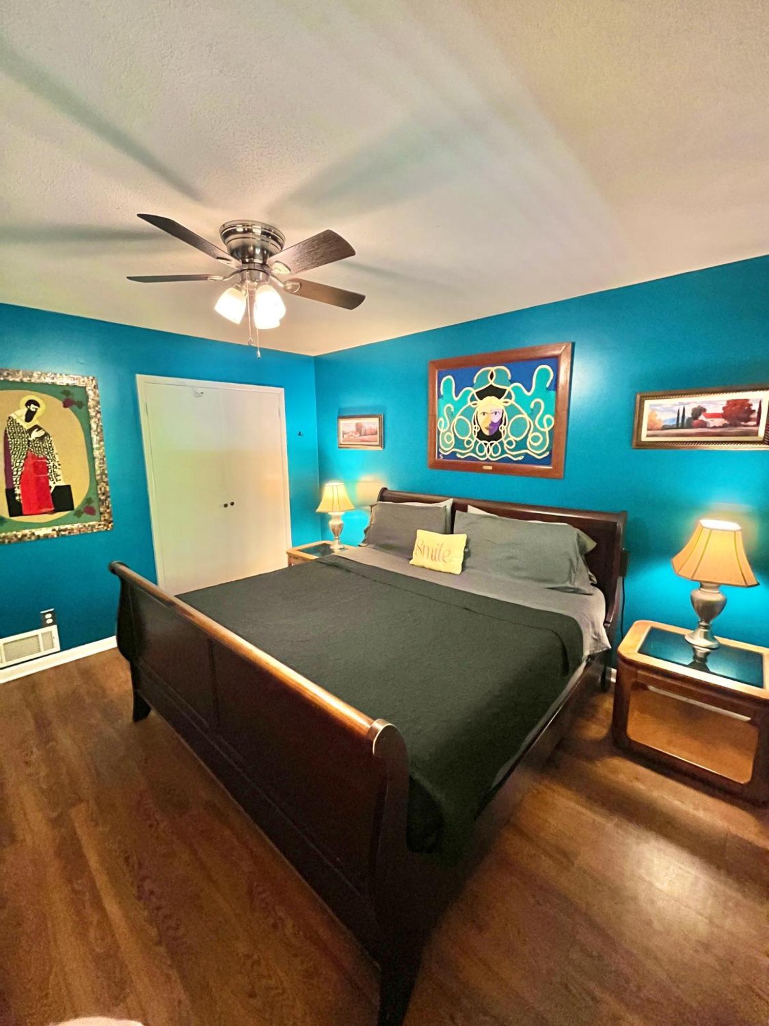 Family Friendly Downtown - Private Yard & Grill - Location, Location, Location!