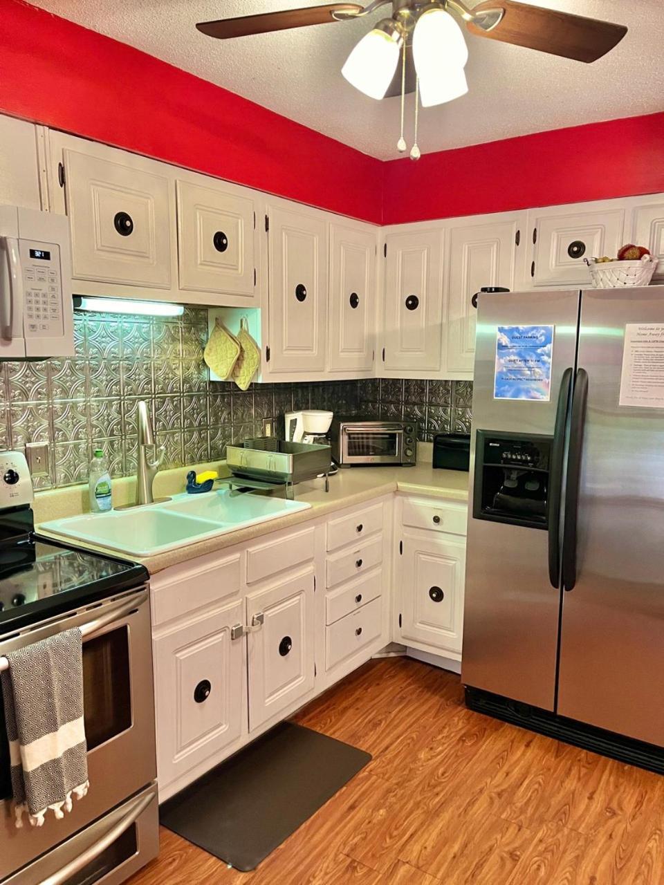 Apartment Family Friendly Downtown - Private Yard & Grill - Location, Location, Location!